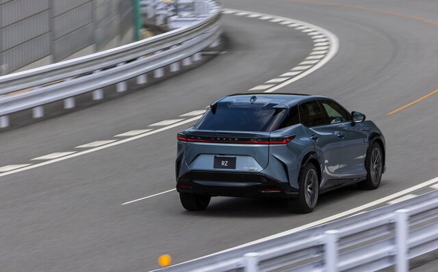 レクサス「RZ」のステアバイワイヤ搭載モデル(プロトタイプ)に試乗──持ち替えなしでハンドル操作が自由自在|LEXUS レクサス「RZ」のステアバイワイヤ搭載モデル(プロトタイプ)に試乗──持ち替えなしでハンドル操作が自由自在|LEXUS