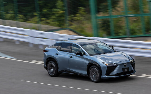 レクサス「RZ」のステアバイワイヤ搭載モデル(プロトタイプ)に試乗──持ち替えなしでハンドル操作が自由自在|LEXUS レクサス「RZ」のステアバイワイヤ搭載モデル(プロトタイプ)に試乗──持ち替えなしでハンドル操作が自由自在|LEXUS