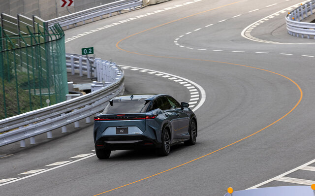 レクサス「RZ」のステアバイワイヤ搭載モデル(プロトタイプ)に試乗──持ち替えなしでハンドル操作が自由自在|LEXUS レクサス「RZ」のステアバイワイヤ搭載モデル(プロトタイプ)に試乗──持ち替えなしでハンドル操作が自由自在|LEXUS