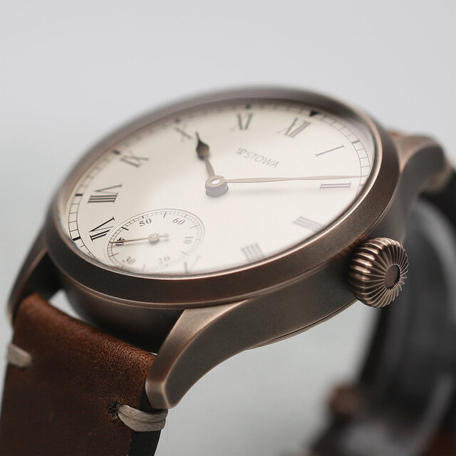エイジングを楽しめる、清楚な大人顔のブロンズケースモデル｜STOWA