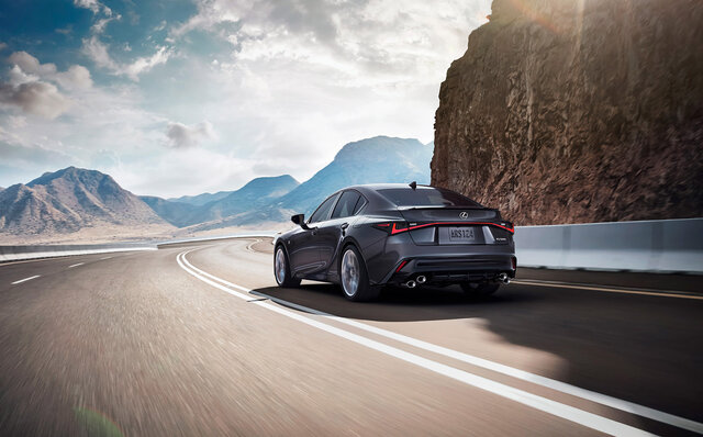 481psの5リッターV8エンジン搭載──IS500が日本導入｜LEXUS