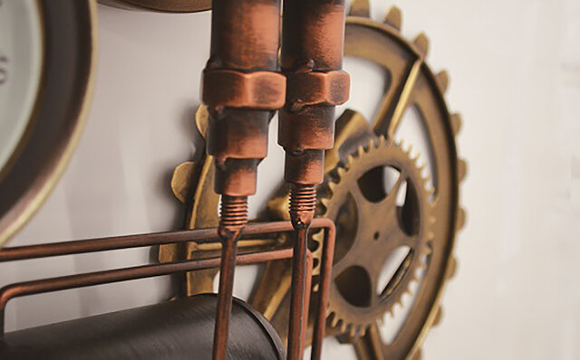 スチームパンクの世界観を表現。蒸気機関を彷彿とさせるウォールクロック｜DESIGN