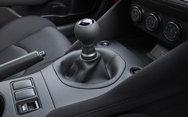 日産「フェアレディZ」に試乗──ドライバーと一体になって走るダンスパートナー｜NISSAN