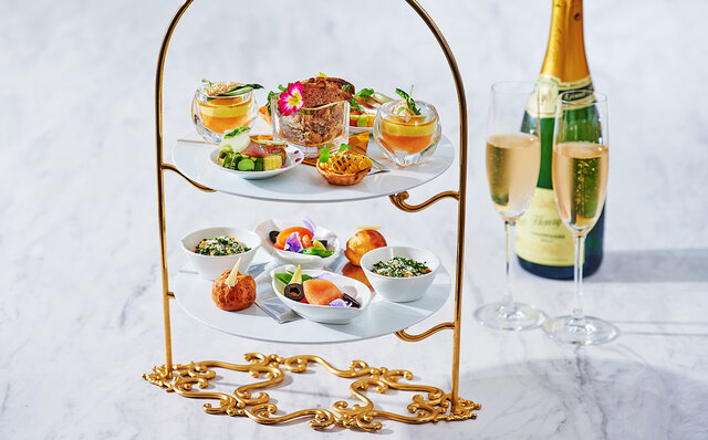 東京湾岸夜景を一望するテラス席でシャンパンやビールを楽しむ｜INTERCONTINENTAL TOKYO BAY