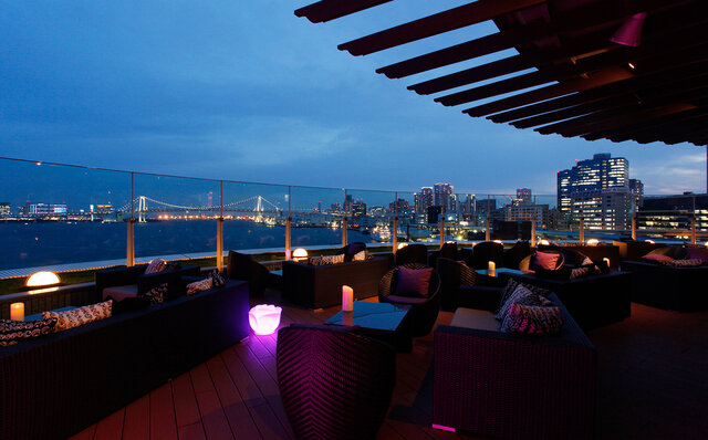 東京湾岸夜景を一望するテラス席でシャンパンやビールを楽しむ｜INTERCONTINENTAL TOKYO BAY