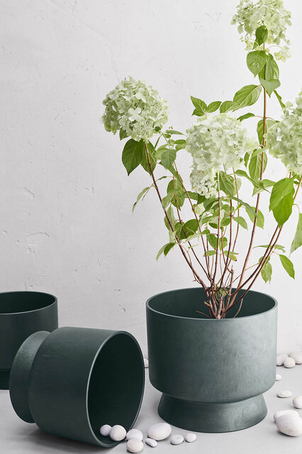 環境活動家のシーネ・ヴェーネバークと協働。再生プラスチック製のフラワーポッド|ROSENDAHL COPENHAGEN 環境活動家のシーネ・ヴェーネバークと協働。再生プラスチック製のフラワーポッド|ROSENDAHL COPENHAGEN