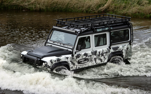 先代ディフェンダーが蘇る！ カモフラージュ柄を纏った世界25台のみの限定車が登場｜Land Rover