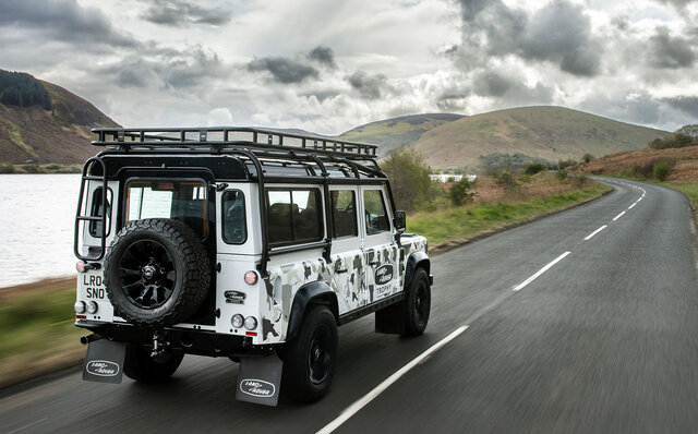 先代ディフェンダーが蘇る！ カモフラージュ柄を纏った世界25台のみの限定車が登場｜Land Rover