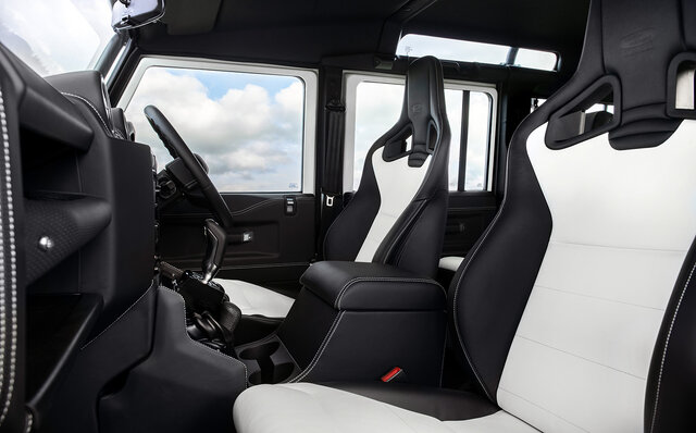 先代ディフェンダーが蘇る！ カモフラージュ柄を纏った世界25台のみの限定車が登場｜Land Rover