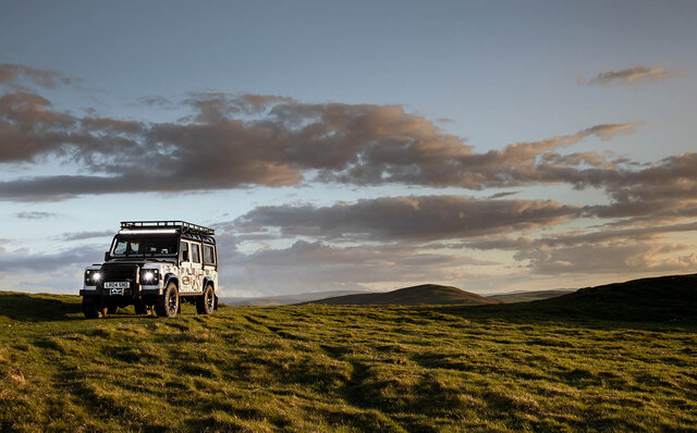 先代ディフェンダーが蘇る！ カモフラージュ柄を纏った世界25台のみの限定車が登場｜Land Rover
