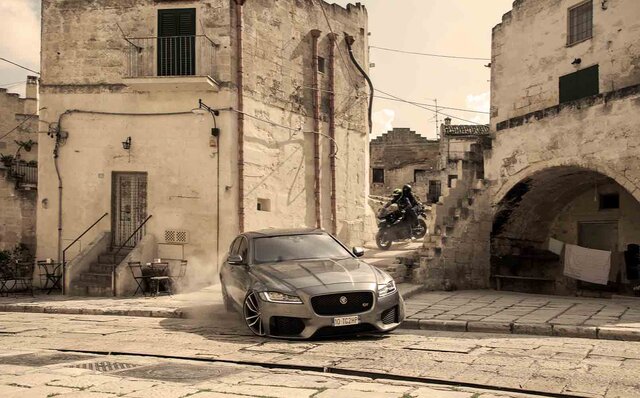 『007/ノー・タイム・トゥ・ダイ』に登場したディフェンダーがチャリティオークションに!|Jaguar Land Rover 『007/ノー・タイム・トゥ・ダイ』に登場したディフェンダーがチャリティオークションに!|Jaguar Land Rover