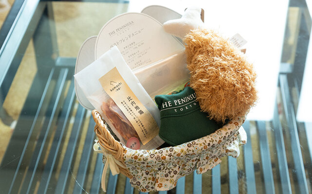 ［犬と泊まれる宿］“館内抱きかかえで皇居お散歩”が叶う！　ザ・ペニンシュラ東京「ドッグステイプログラム」全容を大公開｜TRAVEL