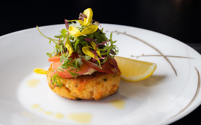 ［犬と泊まれる宿］“館内抱きかかえで皇居お散歩”が叶う！　ザ・ペニンシュラ東京「ドッグステイプログラム」全容を大公開｜TRAVEL