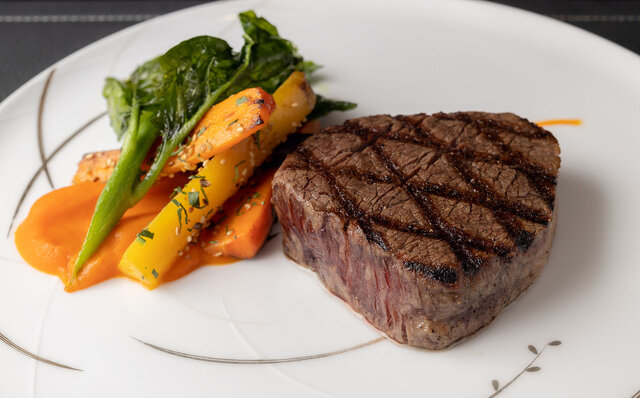 ［犬と泊まれる宿］“館内抱きかかえで皇居お散歩”が叶う！　ザ・ペニンシュラ東京「ドッグステイプログラム」全容を大公開｜TRAVEL