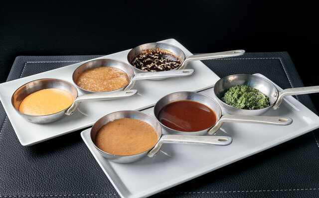 ［犬と泊まれる宿］“館内抱きかかえで皇居お散歩”が叶う！　ザ・ペニンシュラ東京「ドッグステイプログラム」全容を大公開｜TRAVEL