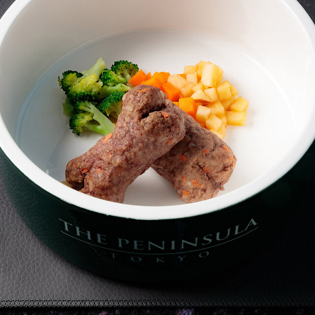 ［犬と泊まれる宿］“館内抱きかかえで皇居お散歩”が叶う！　ザ・ペニンシュラ東京「ドッグステイプログラム」全容を大公開｜TRAVEL