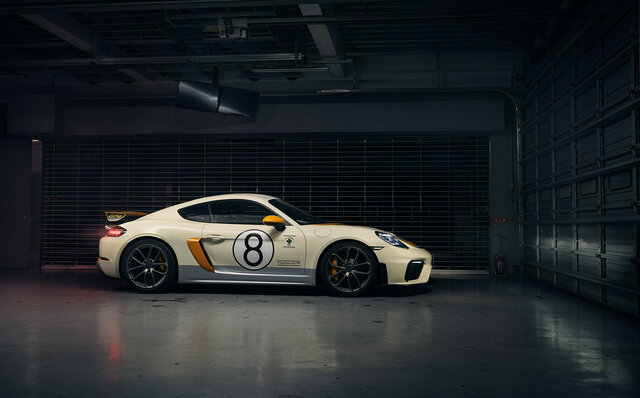 伝説のレーシングドライバー 生沢徹が日本グランプリで優勝したポルシェ906をオマージュ──718ケイマンGT4ベースの1台のみの特別モデル｜Porsche