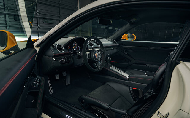 伝説のレーシングドライバー 生沢徹が日本グランプリで優勝したポルシェ906をオマージュ──718ケイマンGT4ベースの1台のみの特別モデル｜Porsche