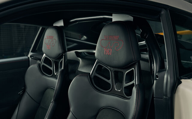 伝説のレーシングドライバー 生沢徹が日本グランプリで優勝したポルシェ906をオマージュ──718ケイマンGT4ベースの1台のみの特別モデル｜Porsche