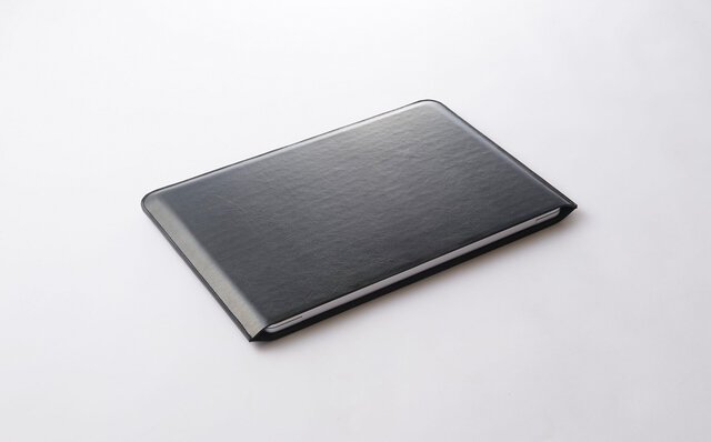 13インチ MacBook Air（M2）モデル用。無駄を削ぎ落としたスリーブケース｜Simplism
