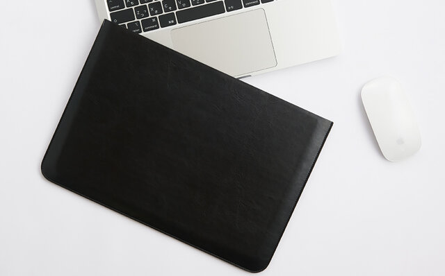 13インチ MacBook Air（M2）モデル用。無駄を削ぎ落としたスリーブケース｜Simplism