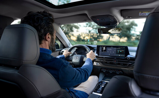 セダン、ステーションワゴン、SUVを融合!?──シトロエンの新フラッグシップモデルC5 X日本上陸｜Citroën