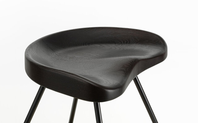 ジャン・プルーヴェの名作スツール「タブレ N°307」が、オークの無垢材で復刻|Vitra ジャン・プルーヴェの名作スツール「タブレ N°307」が、オークの無垢材で復刻|Vitra