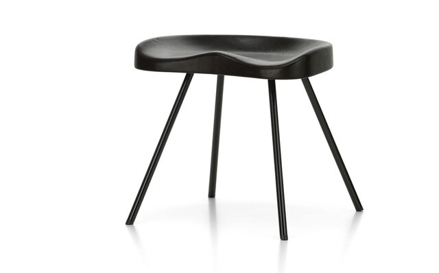 ジャン・プルーヴェの名作スツール「タブレ N°307」が、オークの無垢材で復刻｜Vitra