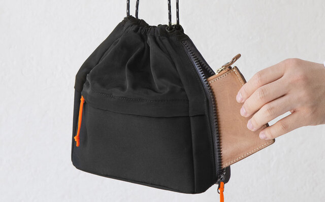 物が取り出しやすい巾着型。カバンの中でも外でも使用できる「ハンディポーチ」 ｜KINGJIM