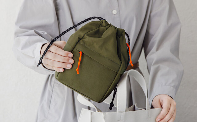 物が取り出しやすい巾着型。カバンの中でも外でも使用できる「ハンディポーチ」 ｜KINGJIM