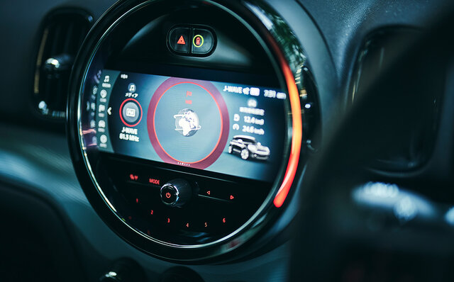 モータージャーナリスト 小沢コージが語る、MINI CROSSOVER PHEVの魅力|MINI モータージャーナリスト 小沢コージが語る、MINI CROSSOVER PHEVの魅力|MINI