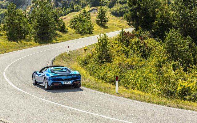 フェラーリ296GTSにイタリアで試乗──クルマを操る純粋な喜びをとことん味わわせてくれる|Ferrari フェラーリ296GTSにイタリアで試乗──クルマを操る純粋な喜びをとことん味わわせてくれる|Ferrari