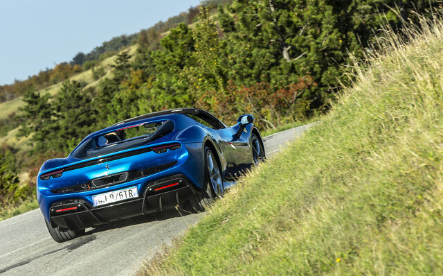 フェラーリ296GTSにイタリアで試乗──クルマを操る純粋な喜びをとことん味わわせてくれる|Ferrari フェラーリ296GTSにイタリアで試乗──クルマを操る純粋な喜びをとことん味わわせてくれる|Ferrari