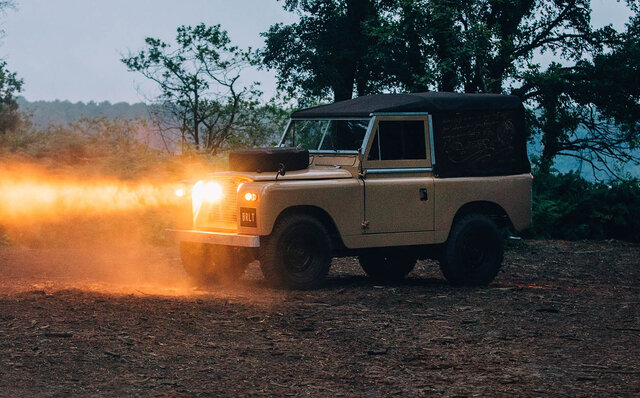 ヴィンテージ・ランドローバーのタイムレスな魅力と、ベルルッティのサヴォアフェール匠の技が共鳴するスペシャルな1台｜BERLUTI