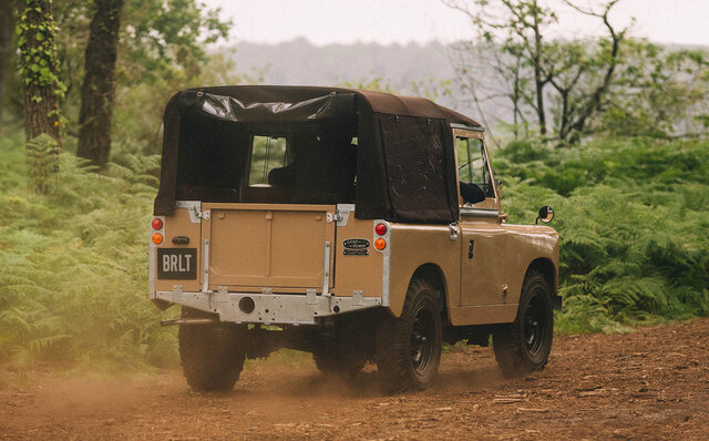 ヴィンテージ・ランドローバーのタイムレスな魅力と、ベルルッティのサヴォアフェール匠の技が共鳴するスペシャルな1台｜BERLUTI