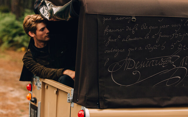 ヴィンテージ・ランドローバーのタイムレスな魅力と、ベルルッティのサヴォアフェール匠の技が共鳴するスペシャルな1台｜BERLUTI