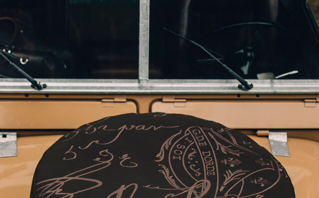 ヴィンテージ・ランドローバーのタイムレスな魅力と、ベルルッティのサヴォアフェール匠の技が共鳴するスペシャルな1台｜BERLUTI