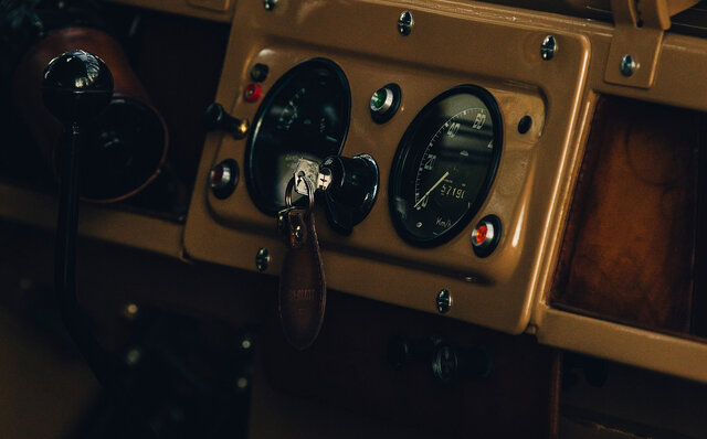 ヴィンテージ・ランドローバーのタイムレスな魅力と、ベルルッティのサヴォアフェール匠の技が共鳴するスペシャルな1台｜BERLUTI