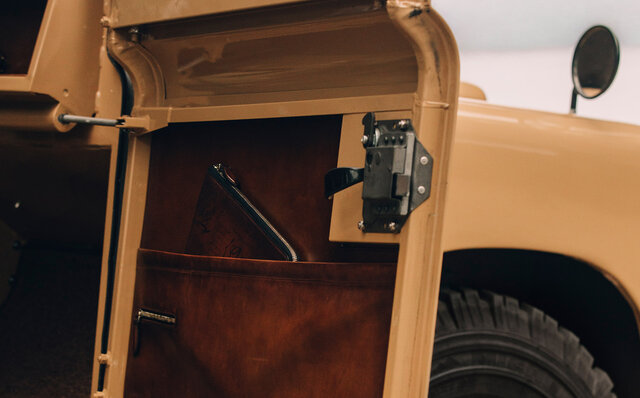 ヴィンテージ・ランドローバーのタイムレスな魅力と、ベルルッティのサヴォアフェール匠の技が共鳴するスペシャルな1台｜BERLUTI