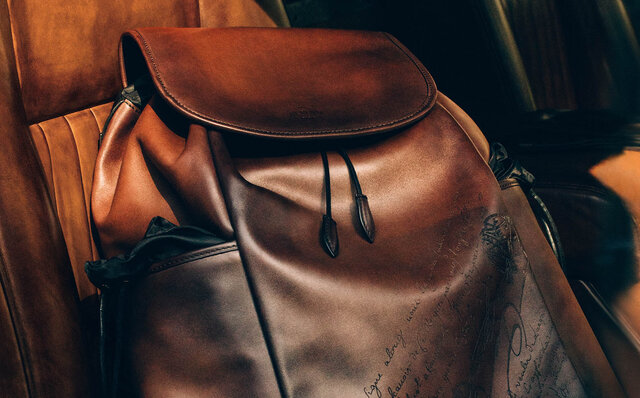 ヴィンテージ・ランドローバーのタイムレスな魅力と、ベルルッティのサヴォアフェール匠の技が共鳴するスペシャルな1台｜BERLUTI