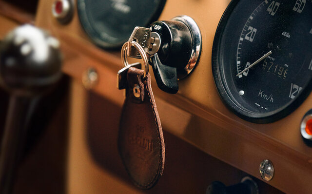 ヴィンテージ・ランドローバーのタイムレスな魅力と、ベルルッティのサヴォアフェール匠の技が共鳴するスペシャルな1台｜BERLUTI