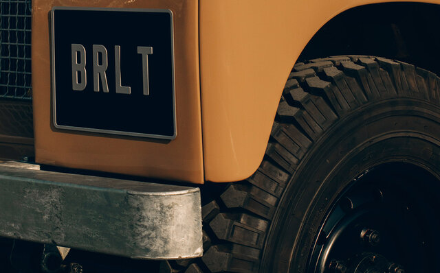 ヴィンテージ・ランドローバーのタイムレスな魅力と、ベルルッティのサヴォアフェール匠の技が共鳴するスペシャルな1台｜BERLUTI