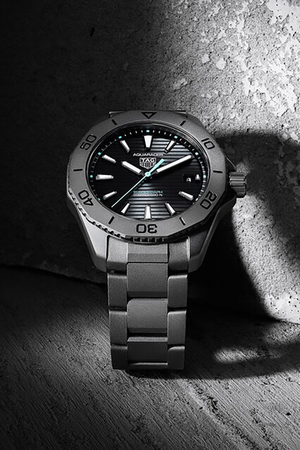 最高のアウトドアへ　メタリックデザインの「タグ・ホイヤー アクアレーサー プロフェッショナル200 ソーラーグラフ」が登場｜TAG HEUER