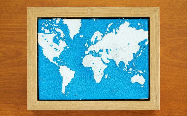 ウイスキーボトルケースがアートへ昇華　ザ・ペニンシュラ東京アーティストコラボレーションエディション第2弾が開催｜ART