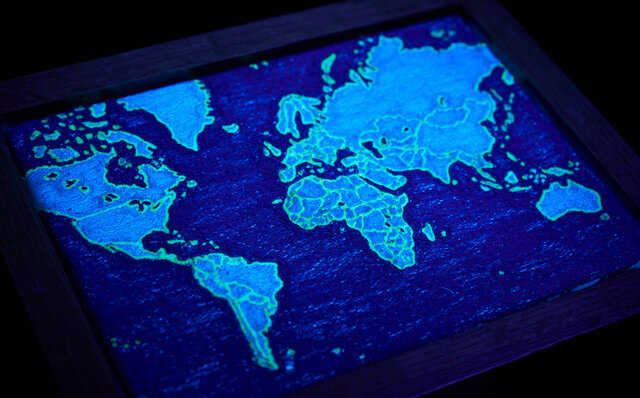 ウイスキーボトルケースがアートへ昇華　ザ・ペニンシュラ東京アーティストコラボレーションエディション第2弾が開催｜ART