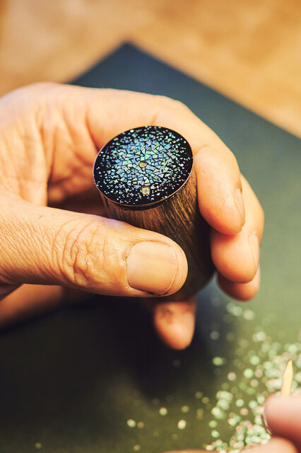 美しき伝統工芸が輝く　Maker’s Watch Knotに螺鈿細工を施した最新モデルが登場｜Knot
