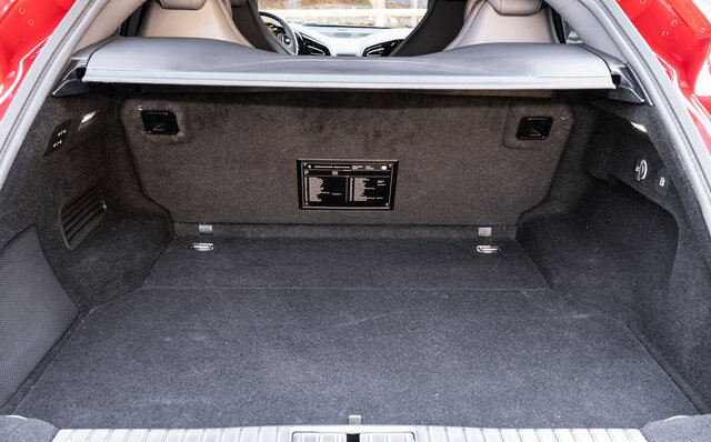 フェラーリプロサングエに北イタリアで試乗──快適性と多用途性を兼ね備えたオールラウンドスーパーカー｜Ferrari