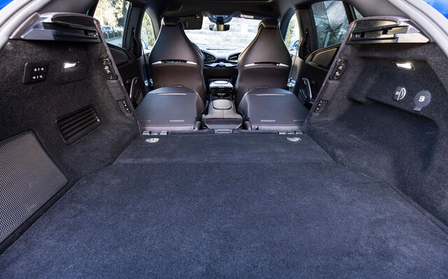 フェラーリプロサングエに北イタリアで試乗──快適性と多用途性を兼ね備えたオールラウンドスーパーカー｜Ferrari