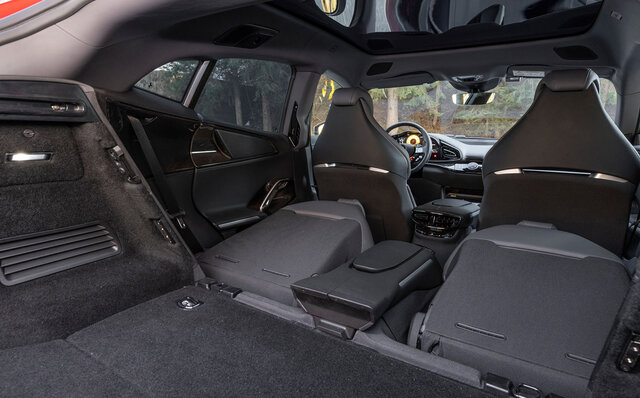 フェラーリプロサングエに北イタリアで試乗──快適性と多用途性を兼ね備えたオールラウンドスーパーカー｜Ferrari