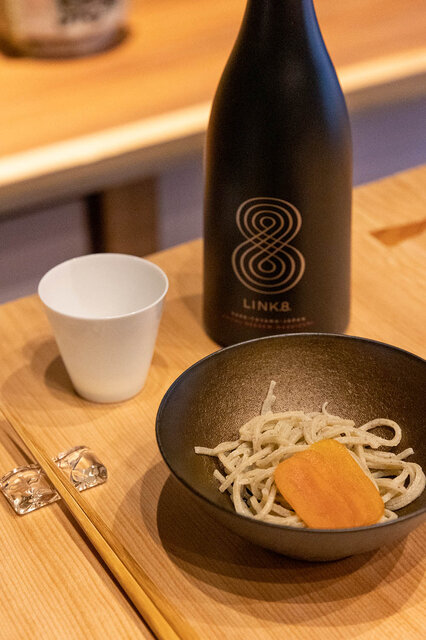 銘酒・満寿泉が手掛ける「リンク８」の食中酒としての魅力を、地元富山の美食巡りのなかで堪能｜FEATURE